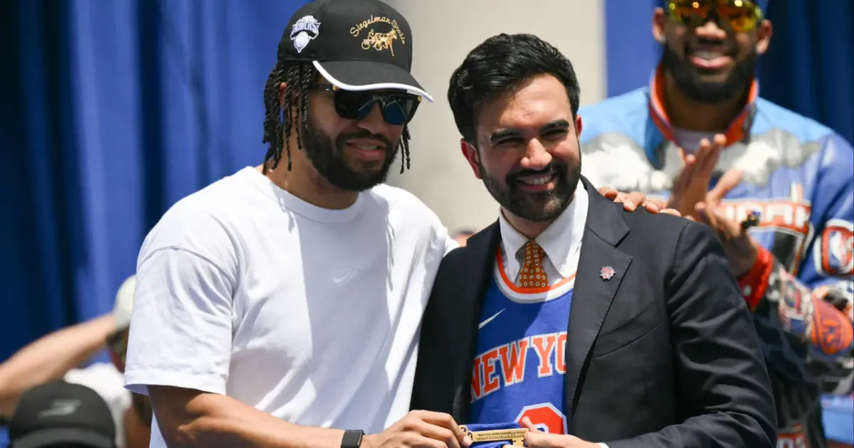 Zohran Mamdani performs a Toney Douglas tribute dance for Knicks fans.