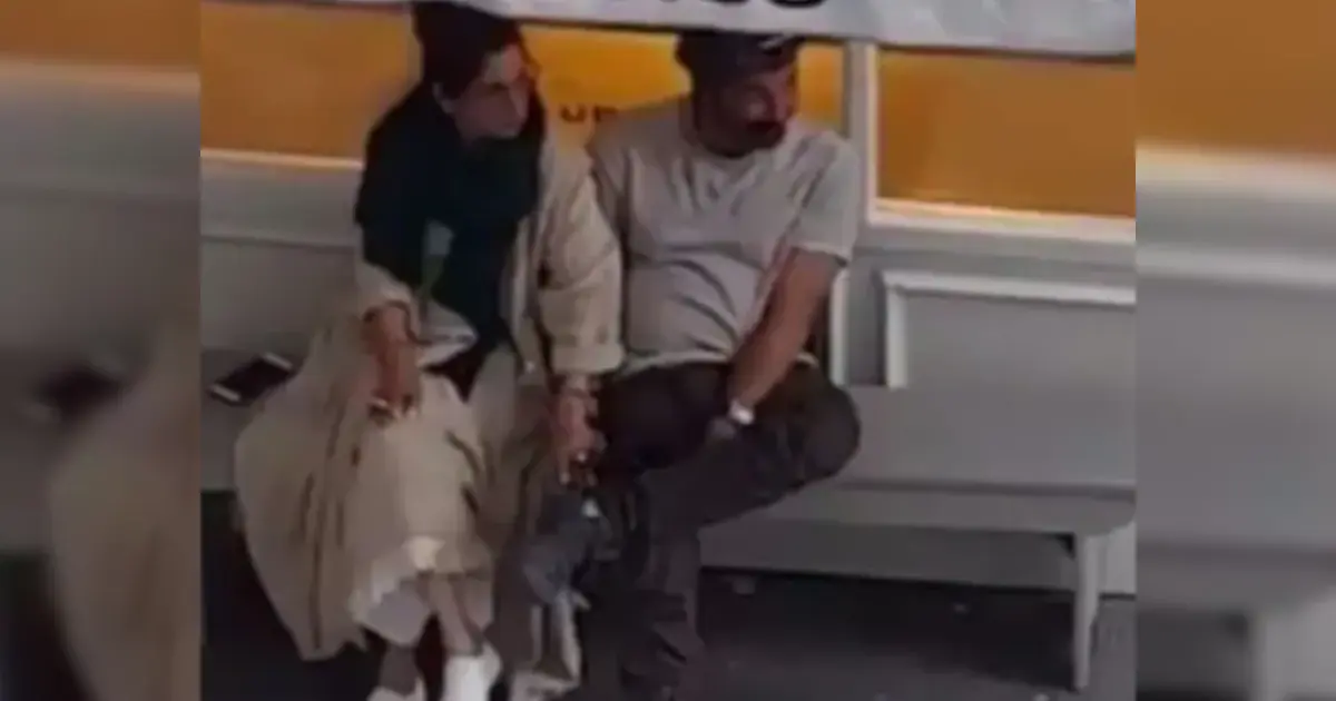 Sunny Deol and Dimple Kapadia in a candid moment, hinting at the unspoken paparazzi rule.