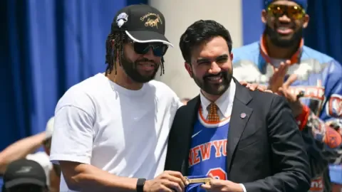 Zohran Mamdani performs a Toney Douglas tribute dance for Knicks fans.