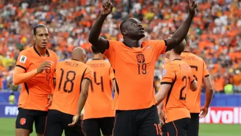 Jurrien Timber of the Netherlands celebrates scoring a goal against Sweden during a World Cup 2026 qualifier.