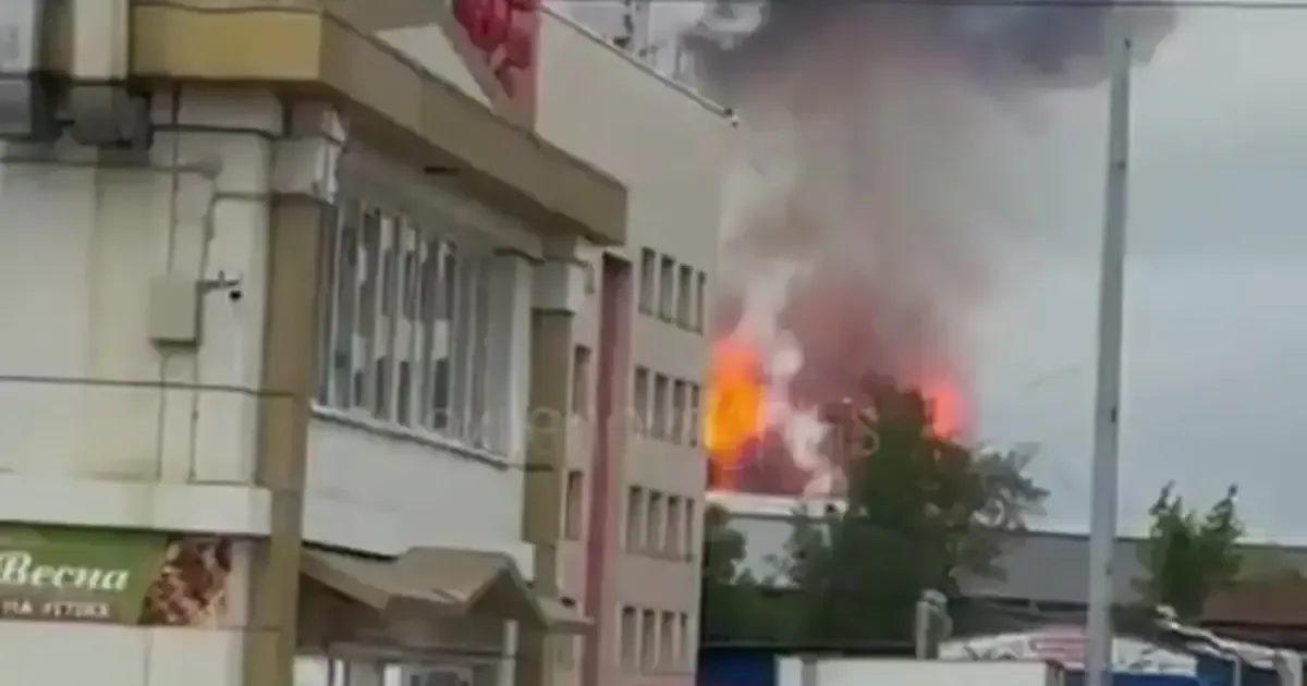 Ukrainian drone strike hits Moscow refinery, causing a tank lid to blow off.