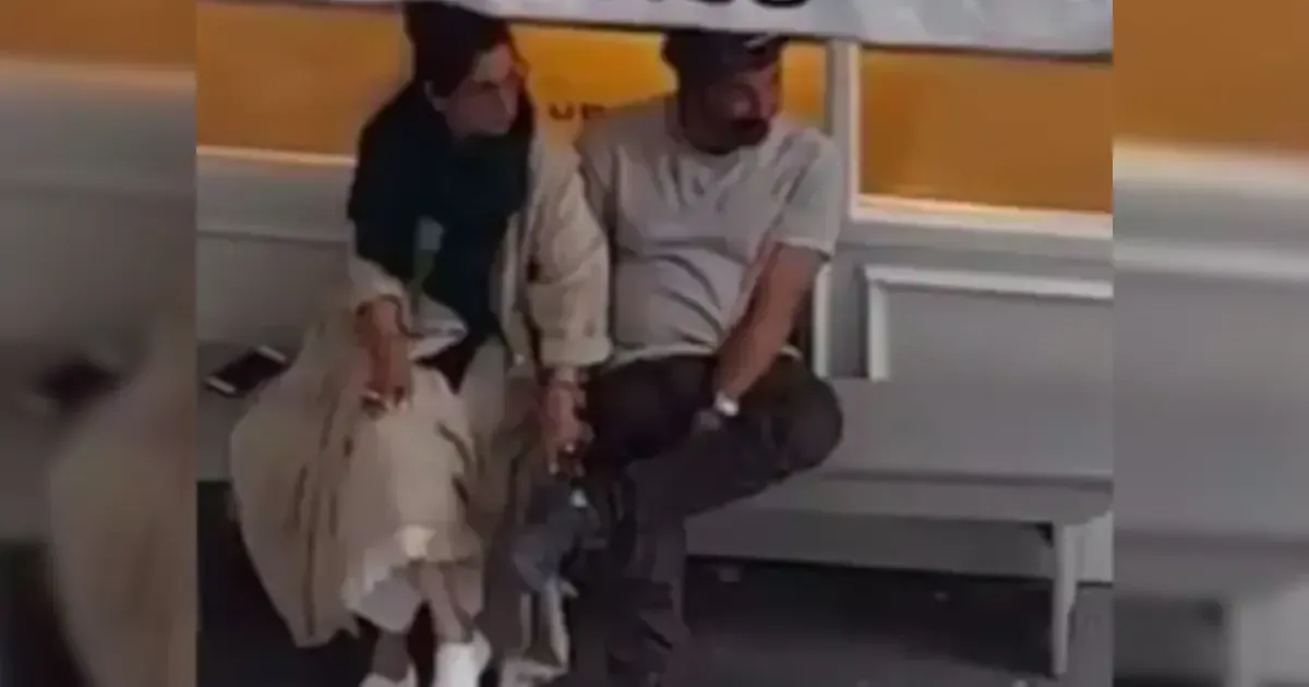 Sunny Deol and Dimple Kapadia in a candid moment, hinting at the unspoken paparazzi rule.